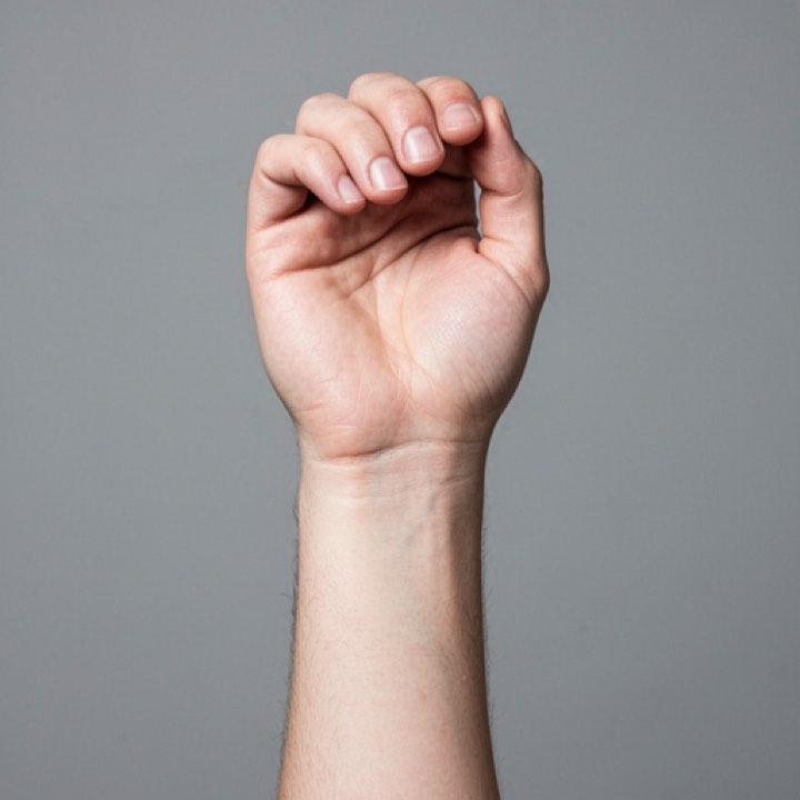 Foto de referência gerada por IA de um pulso à mostra, com a mão fechada num punho solto, sem nenhuma tatuagem nem stencil.